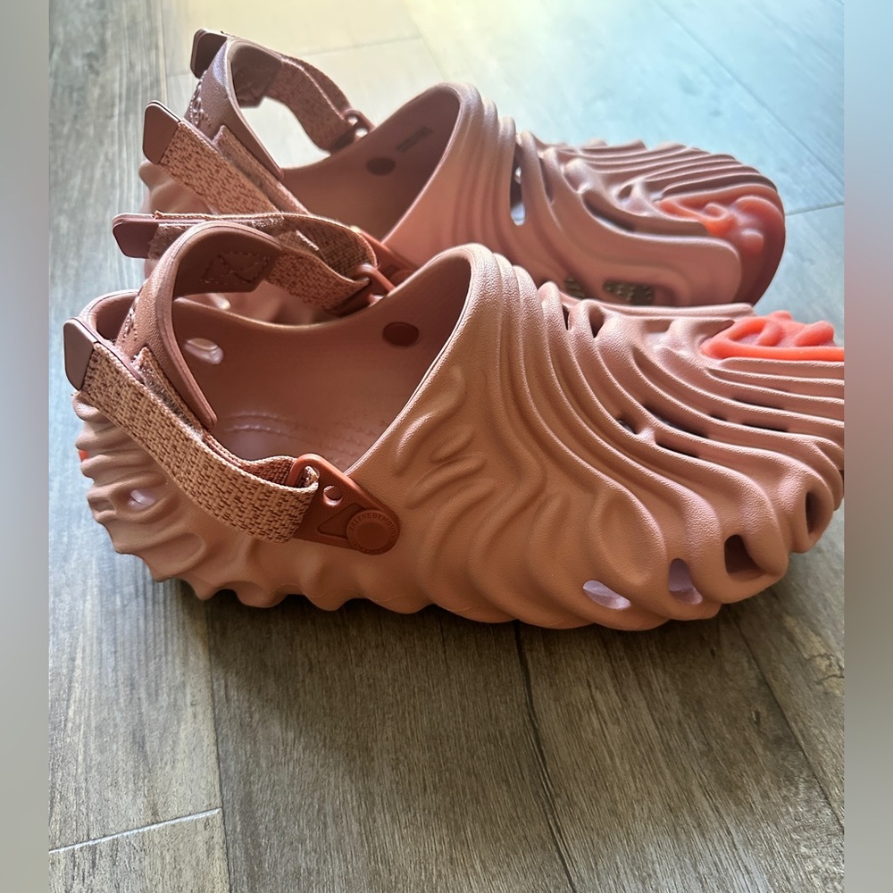 Crocs Pollex Clog by Salehe Bembury
Kuwata - Picture 2 of 8